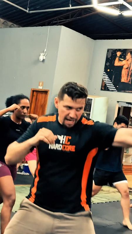 Aluno da Hardcore em aula de Funcional Fight, com a turma treinando ao fundo