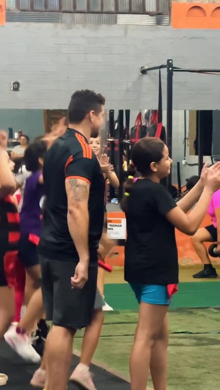 Crianças em aula de Funcional Kids na Hardcore, com o professor orientando